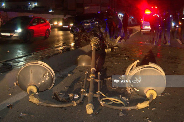 В Баку автомобиль врезался в уличный фонарь,