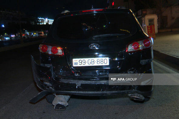 В Баку автомобиль врезался в уличный фонарь,