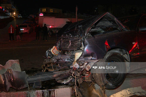 В Баку автомобиль врезался в уличный фонарь,