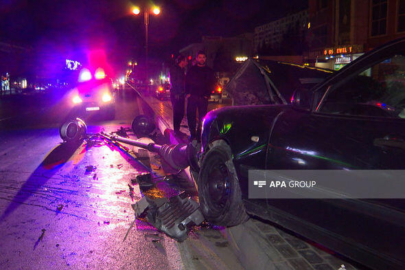 В Баку автомобиль врезался в уличный фонарь,