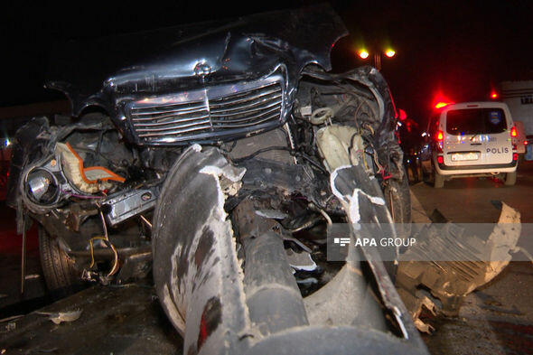 В Баку автомобиль врезался в уличный фонарь,