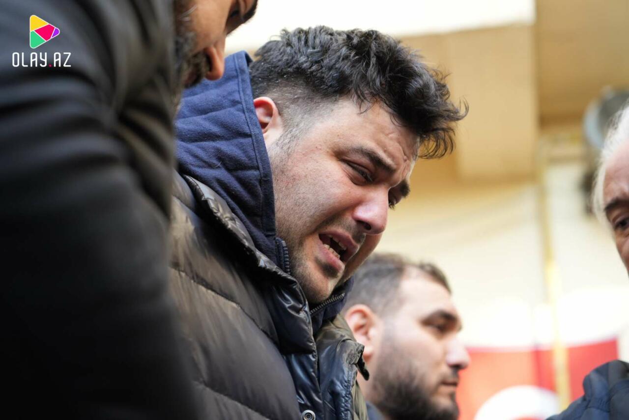 Atasının vida mərasimində halı pisləşdi