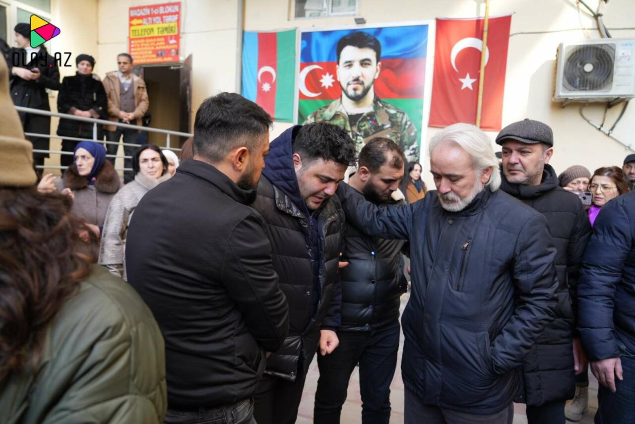 Atasının vida mərasimində halı pisləşdi