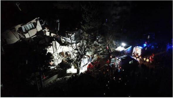 В Хатае рухнуло здание, люди остались под завалами