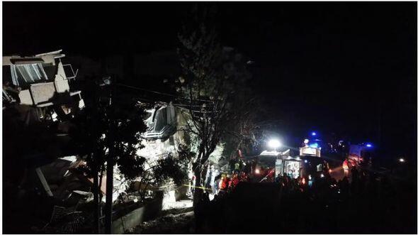 В Хатае рухнуло здание, люди остались под завалами