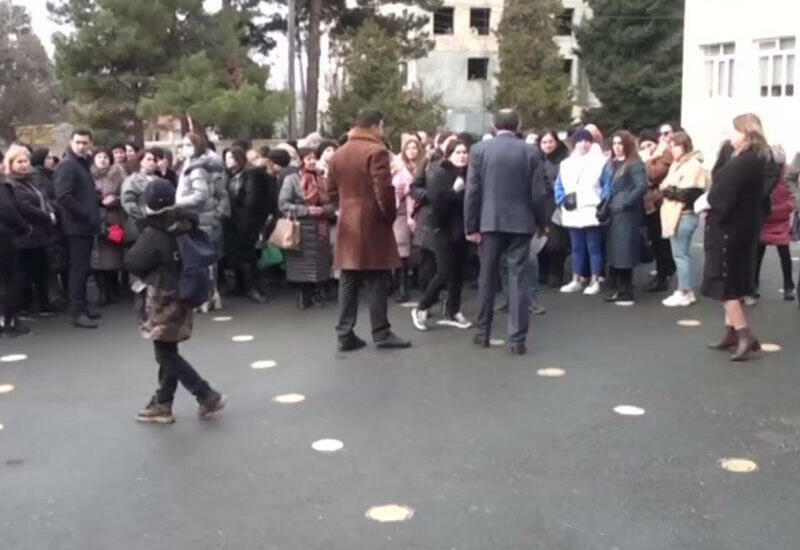 Zaqatalada müəllimlər və valideynlərin direktora etirazı