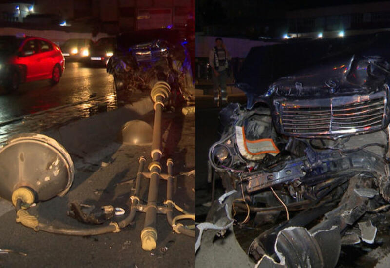 В Баку автомобиль врезался в уличный фонарь,