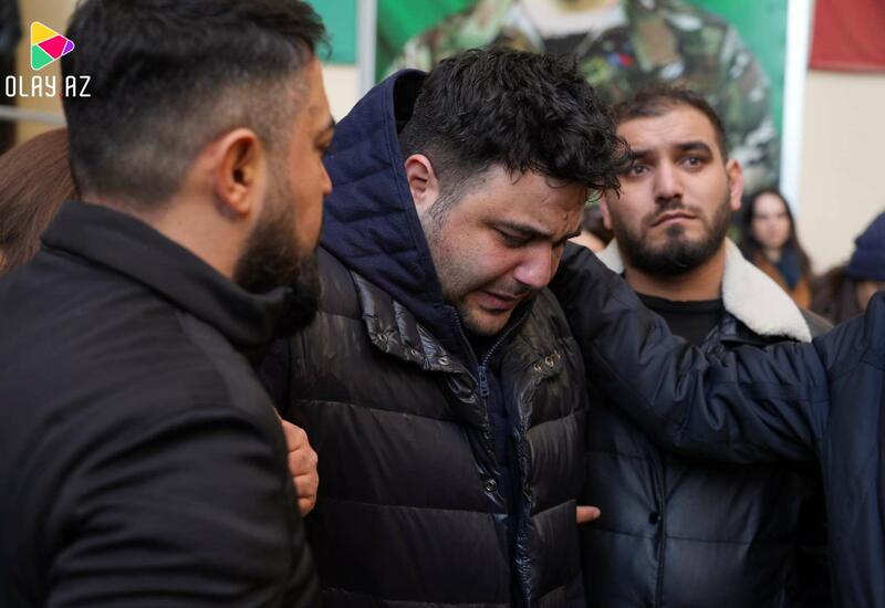 Atasının vida mərasimində halı pisləşdi