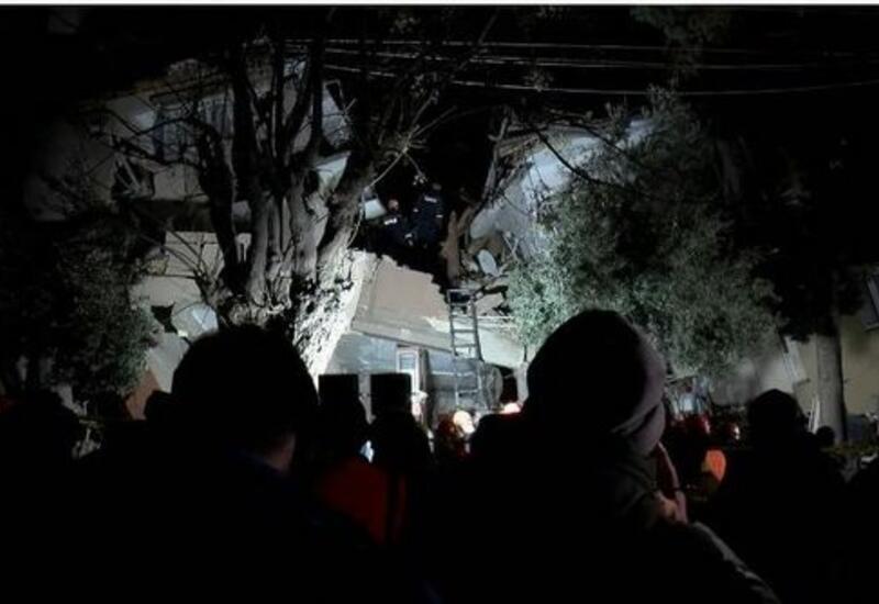 В Хатае рухнуло здание, люди остались под завалами