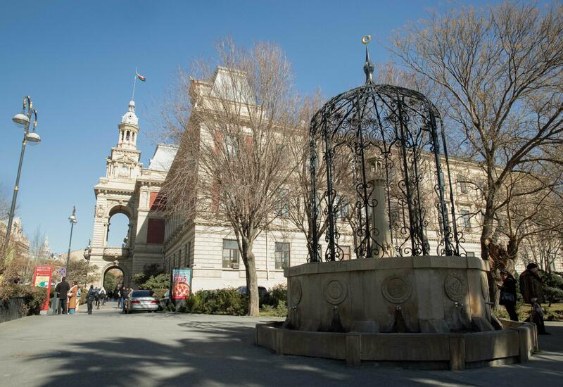 Обновлены водопроводные краны на знаменитом источнике Баку