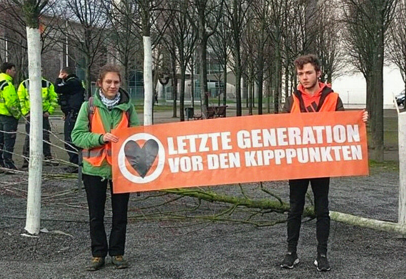 В Германии экоактивисты срубили дерево перед офисом Шольца