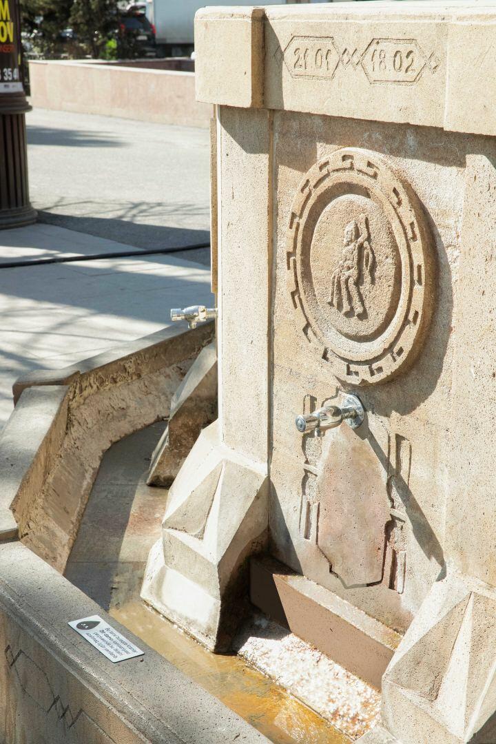 Обновлены водопроводные краны на знаменитом источнике Баку