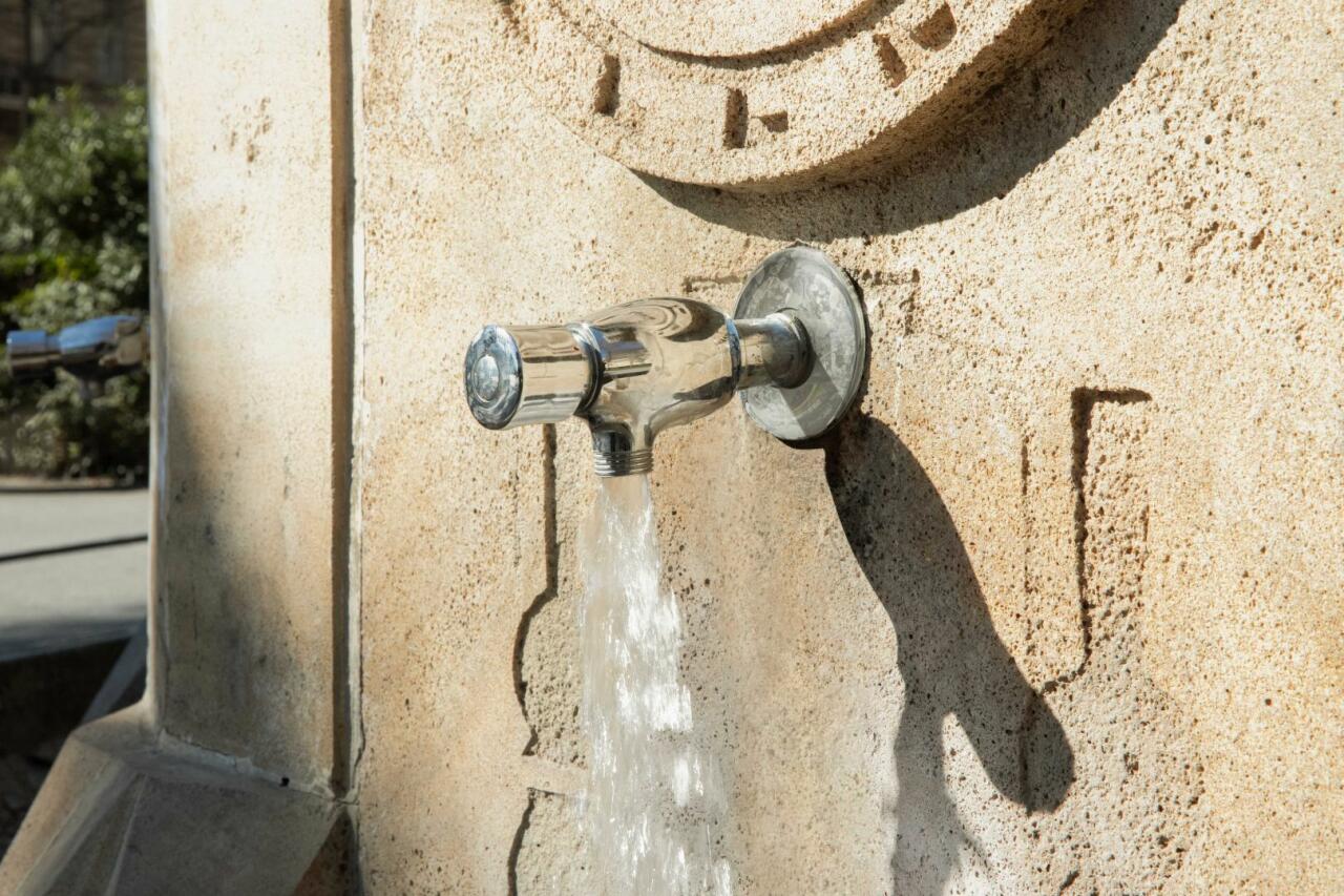 Обновлены водопроводные краны на знаменитом источнике Баку