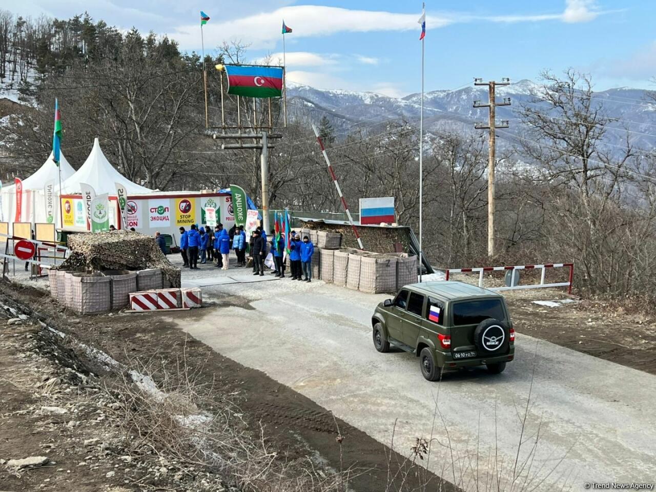 По Лачинской дороге беспрепятственно проехали две автомашины