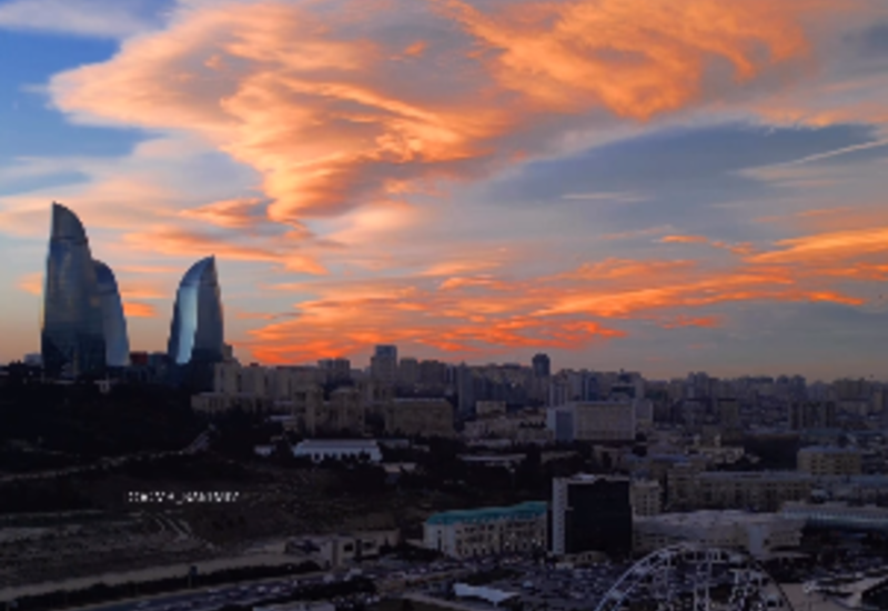 Красивый закат солнца в Баку