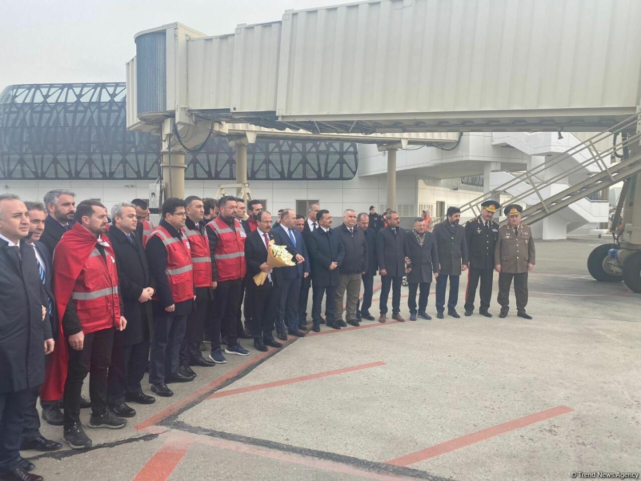Türkiyədə olan FHN xilasedicilərinin bir qrupunu gətirən təyyarə Bakıya enib