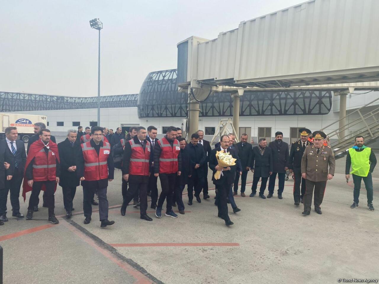 Türkiyədə olan FHN xilasedicilərinin bir qrupunu gətirən təyyarə Bakıya enib