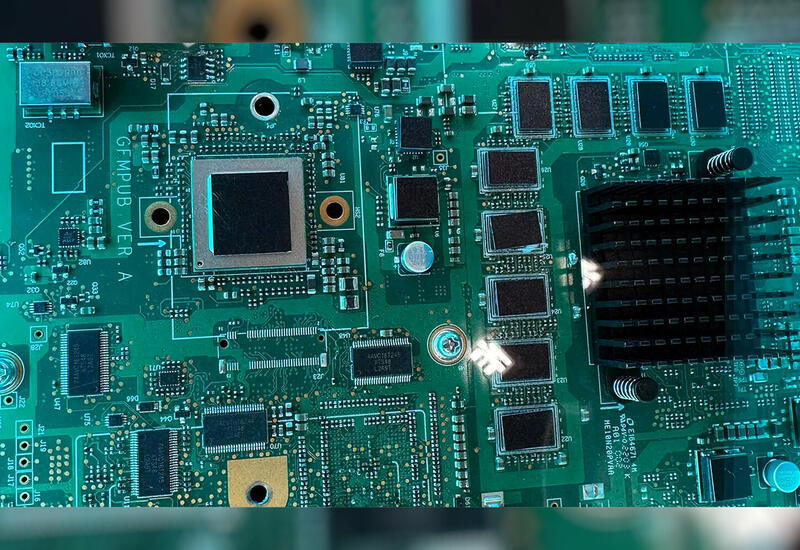 Huawei пришлось шифроваться при помощи черной изоленты на техновыставке в Барселоне