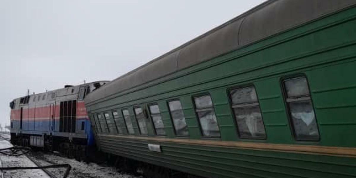 В Казахстане локомотив столкнулся с пассажирским поездом