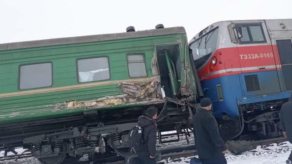 В Казахстане локомотив столкнулся с пассажирским поездом