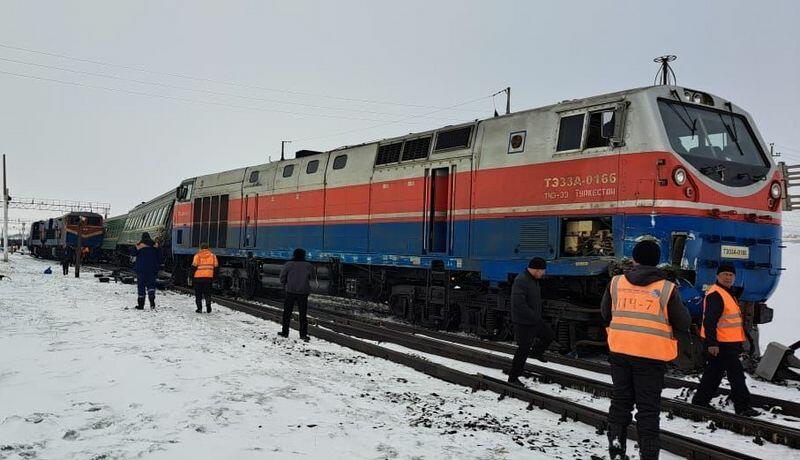 В Казахстане локомотив столкнулся с пассажирским поездом
