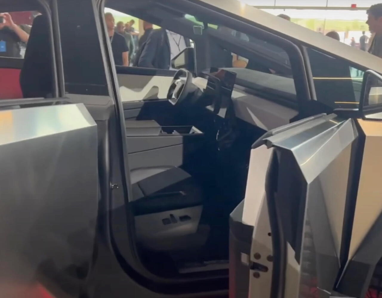 Опубликованы фото новой версии Tesla Cybertruck