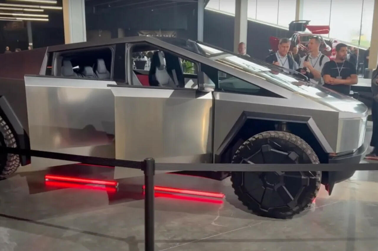 Опубликованы фото новой версии Tesla Cybertruck