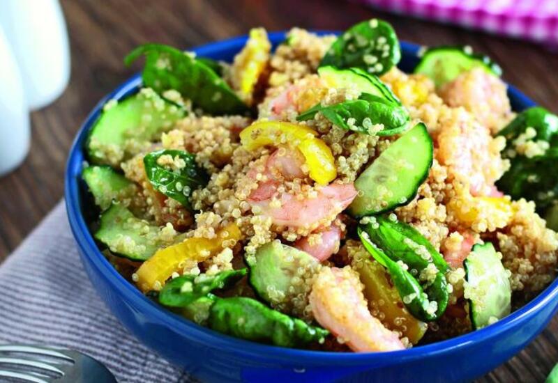 Теплый салат с киноа и креветками