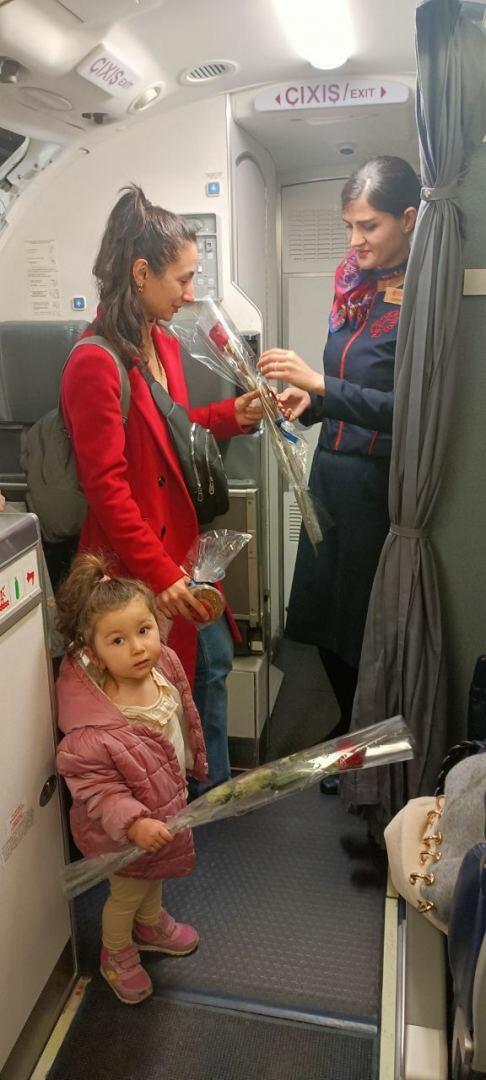 AZAL поздравил женщин с 8 Марта