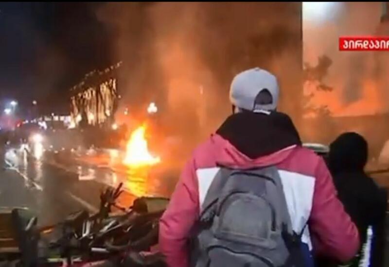 Gürcüstanda etirazçılar polislərə "Molotov kokteyli" atıblar