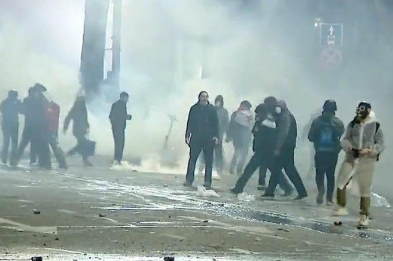 Протестующие в Грузии применили коктейль Молотова