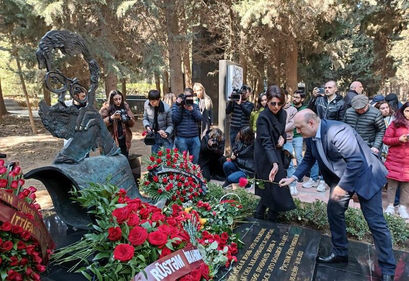 В Баку состоялось открытие надгробного памятника Рустаму Ибрагимбекову