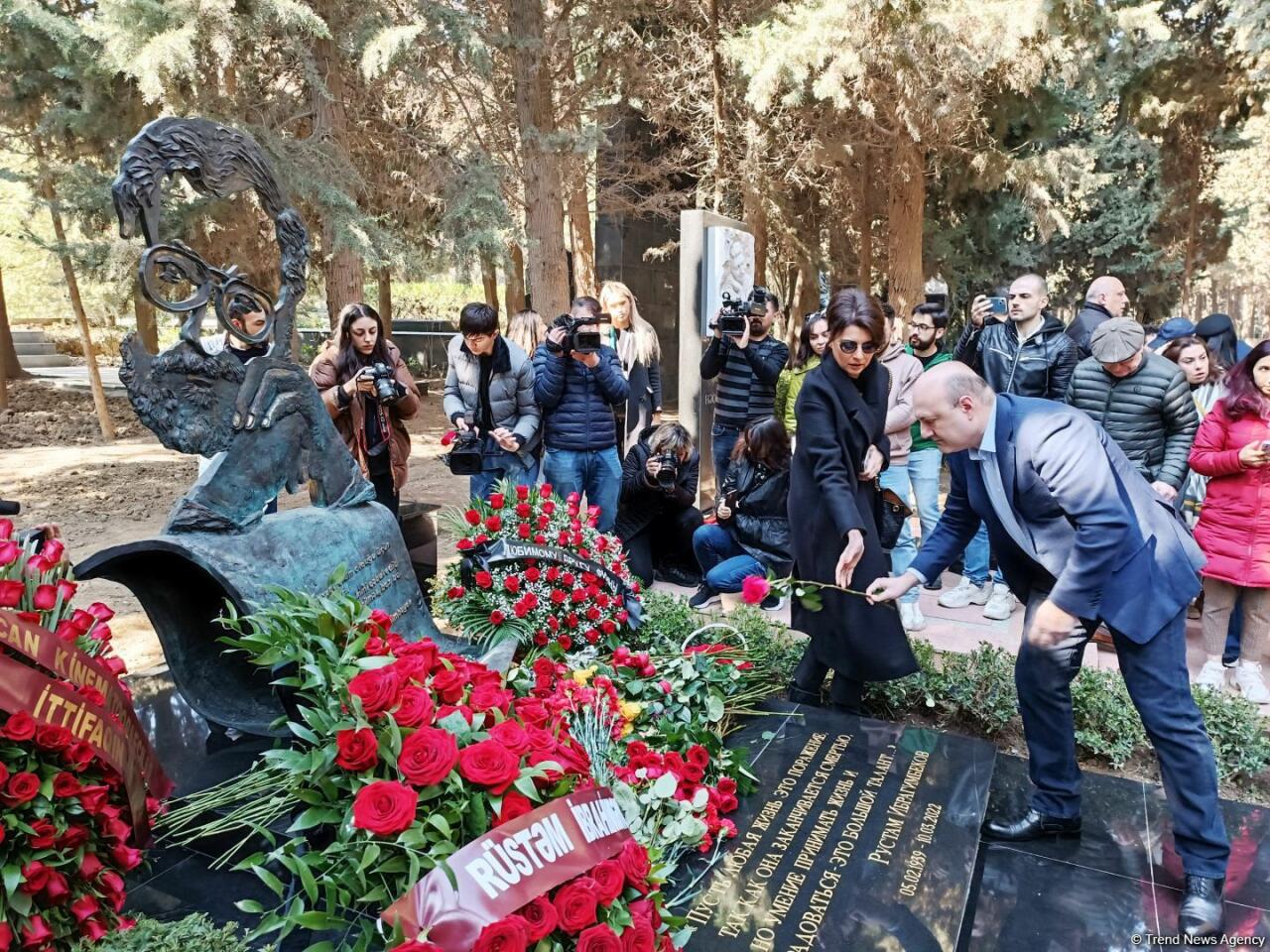 В Баку состоялось открытие надгробного памятника Рустаму Ибрагимбекову