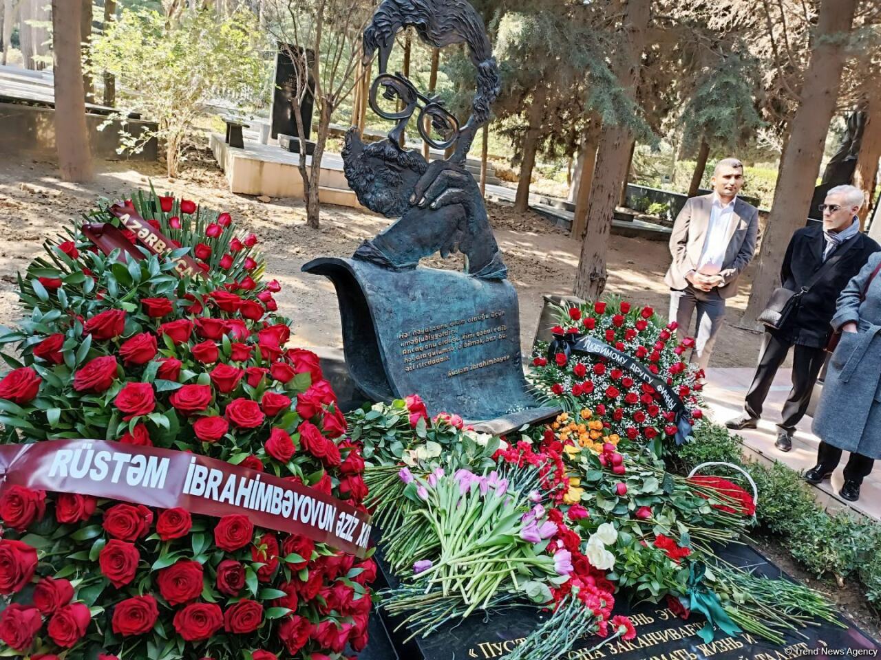 В Баку состоялось открытие надгробного памятника Рустаму Ибрагимбекову