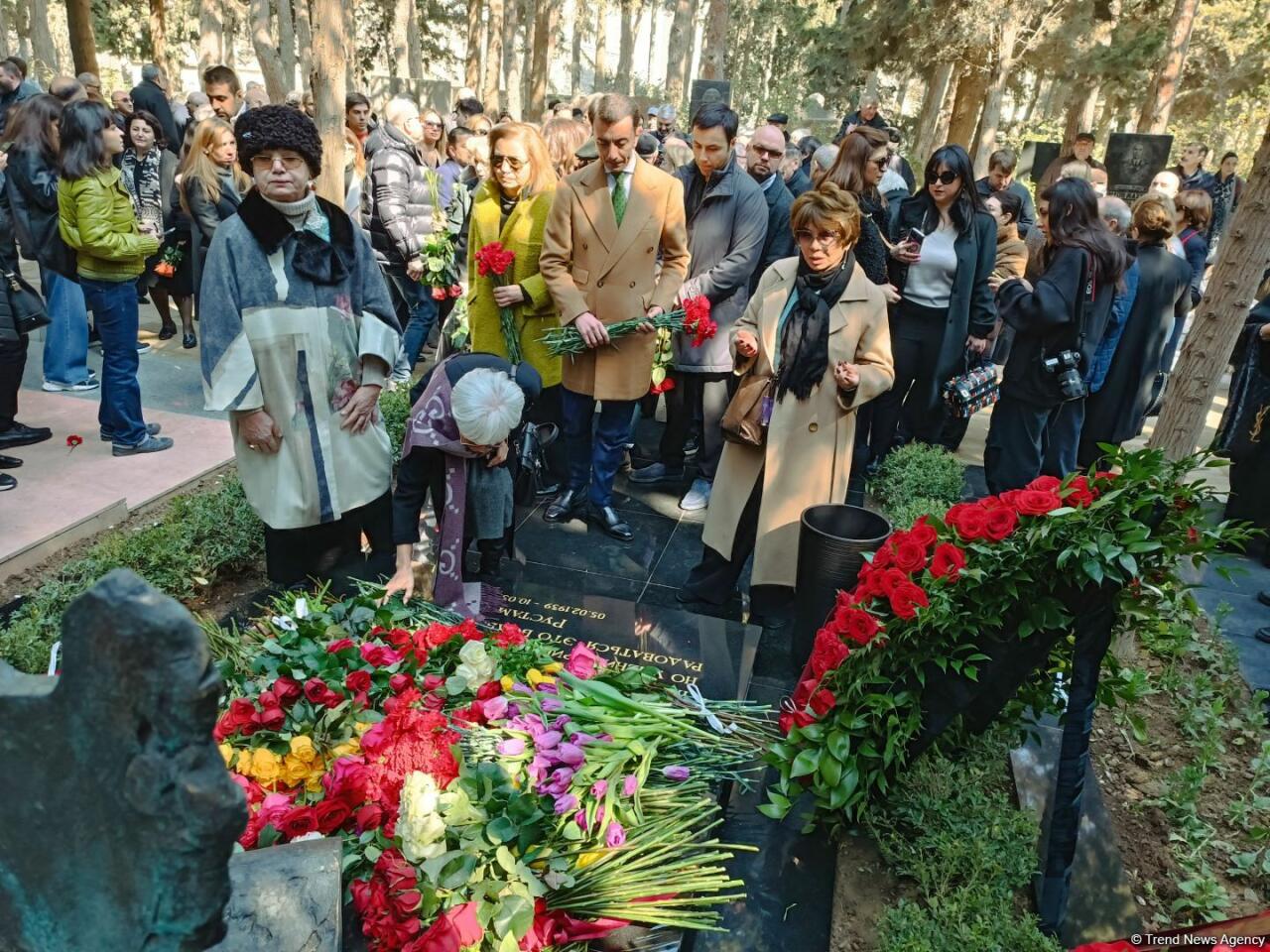 В Баку состоялось открытие надгробного памятника Рустаму Ибрагимбекову