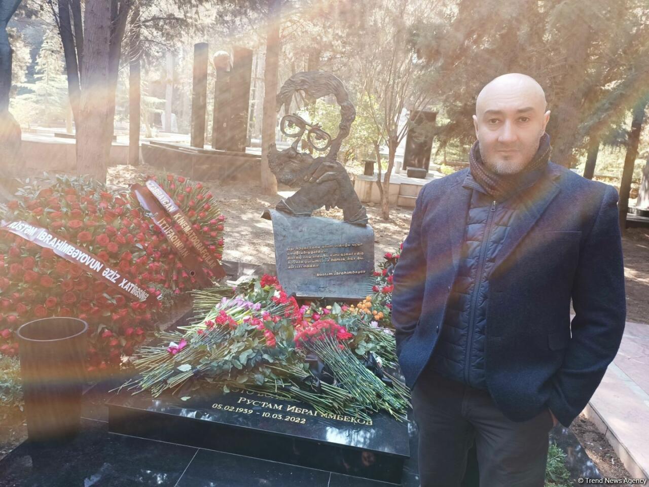 В Баку состоялось открытие надгробного памятника Рустаму Ибрагимбекову