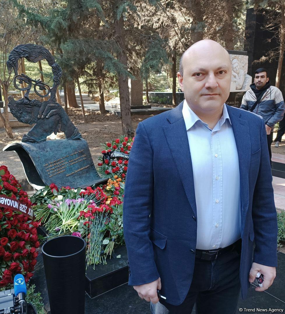 В Баку состоялось открытие надгробного памятника Рустаму Ибрагимбекову