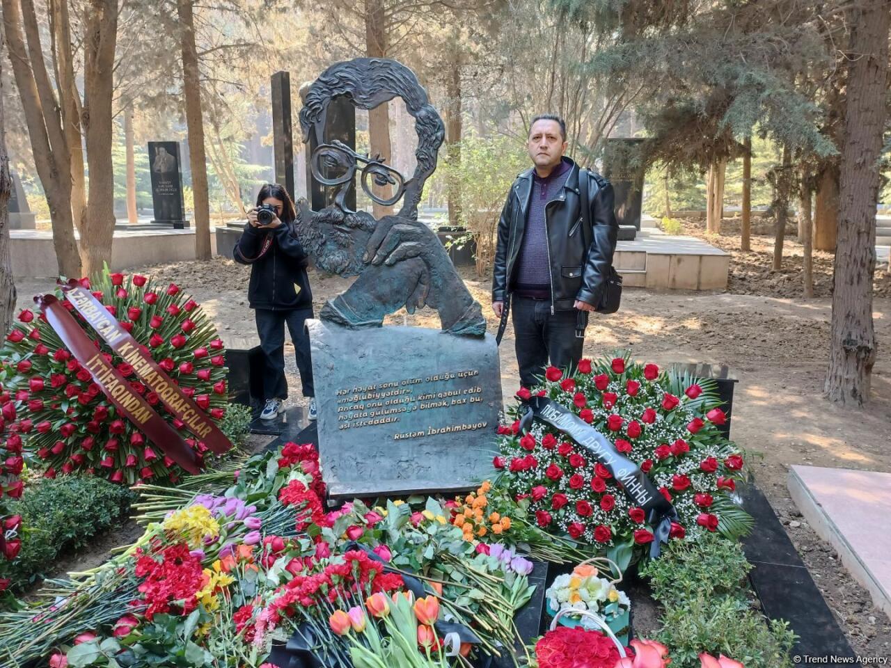 В Баку состоялось открытие надгробного памятника Рустаму Ибрагимбекову