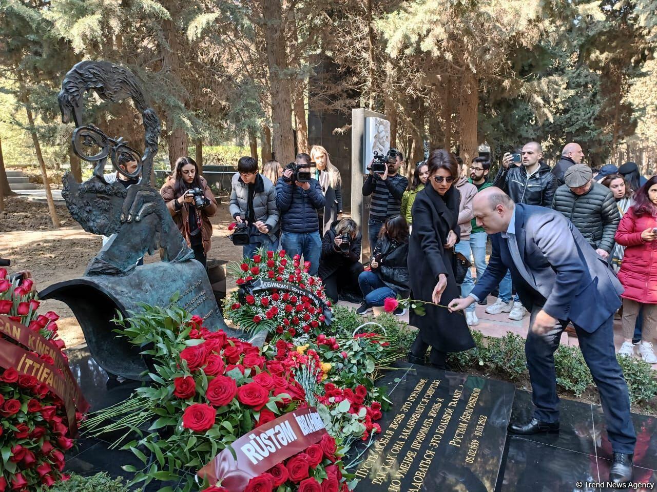 В Баку состоялось открытие надгробного памятника Рустаму Ибрагимбекову