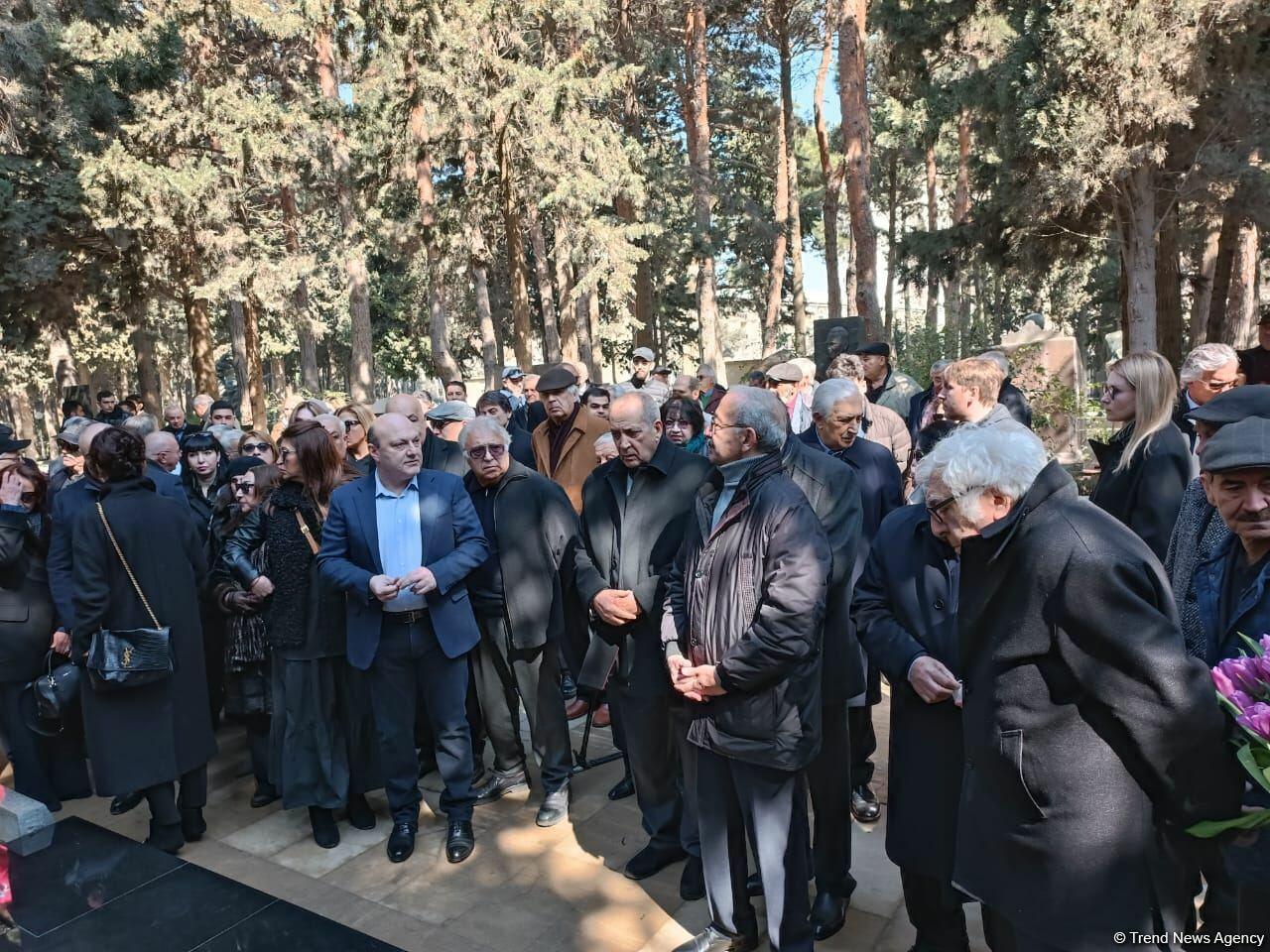 В Баку состоялось открытие надгробного памятника Рустаму Ибрагимбекову