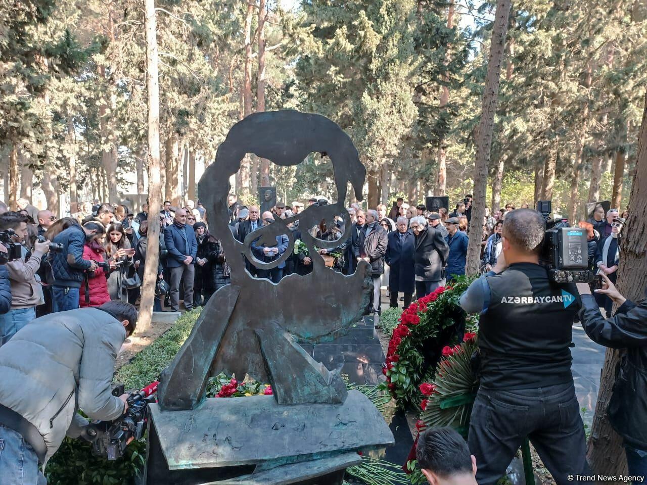 В Баку состоялось открытие надгробного памятника Рустаму Ибрагимбекову