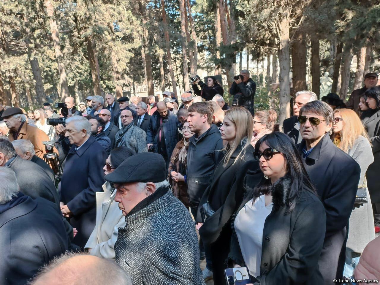 В Баку состоялось открытие надгробного памятника Рустаму Ибрагимбекову