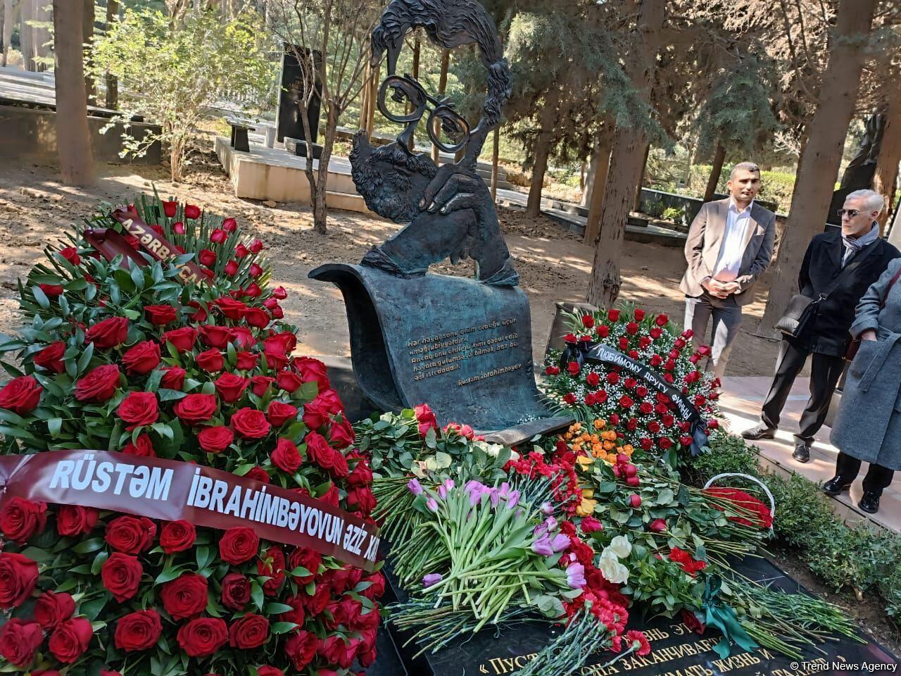 В Баку состоялось открытие надгробного памятника Рустаму Ибрагимбекову