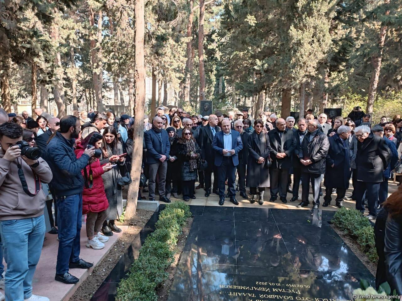 В Баку состоялось открытие надгробного памятника Рустаму Ибрагимбекову