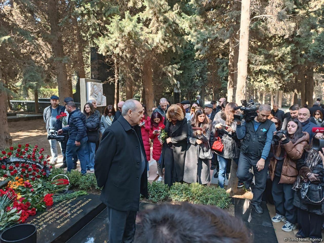 В Баку состоялось открытие надгробного памятника Рустаму Ибрагимбекову