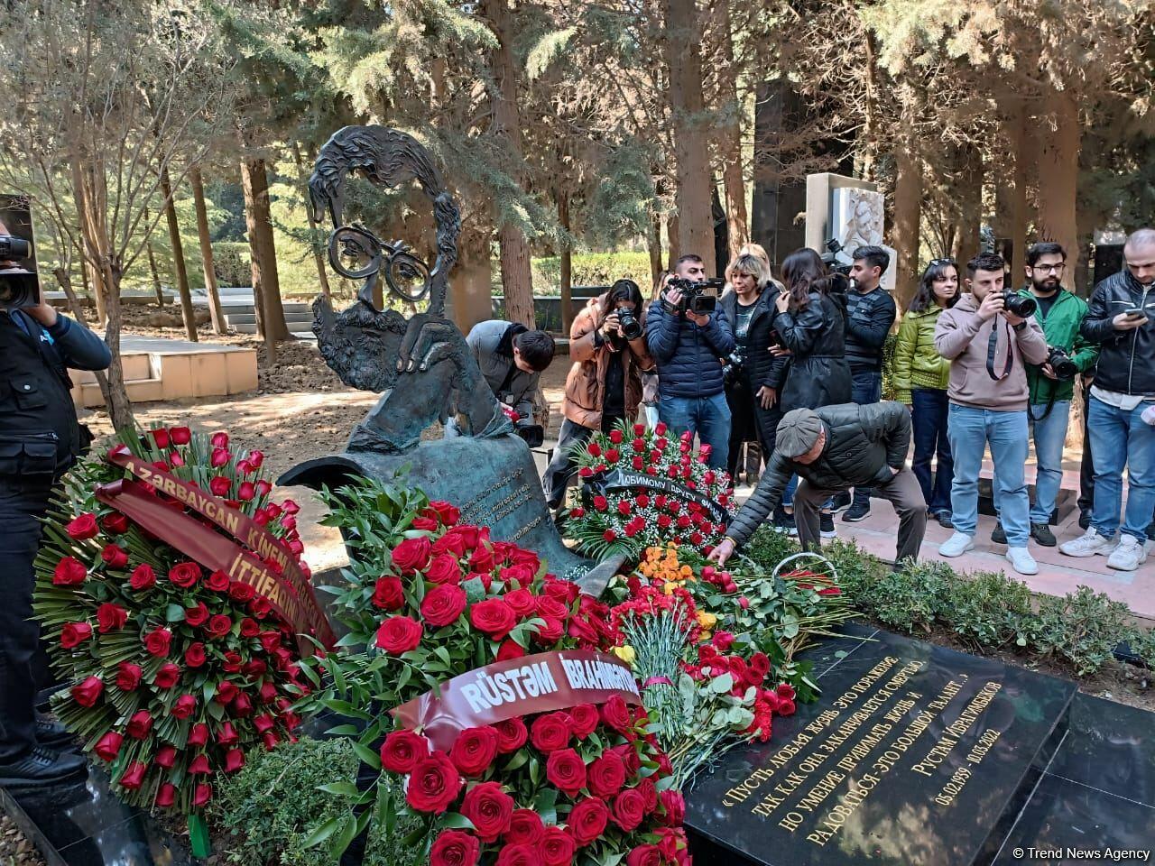 В Баку состоялось открытие надгробного памятника Рустаму Ибрагимбекову