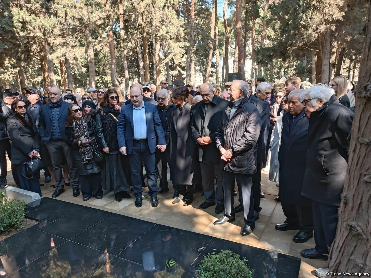 В Баку состоялось открытие надгробного памятника Рустаму Ибрагимбекову