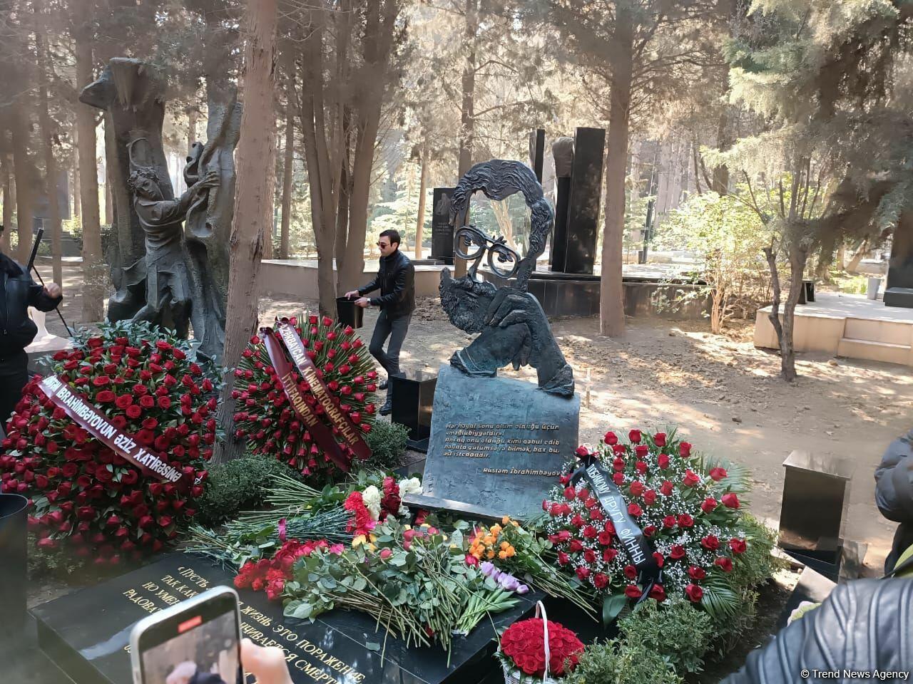 В Баку состоялось открытие надгробного памятника Рустаму Ибрагимбекову