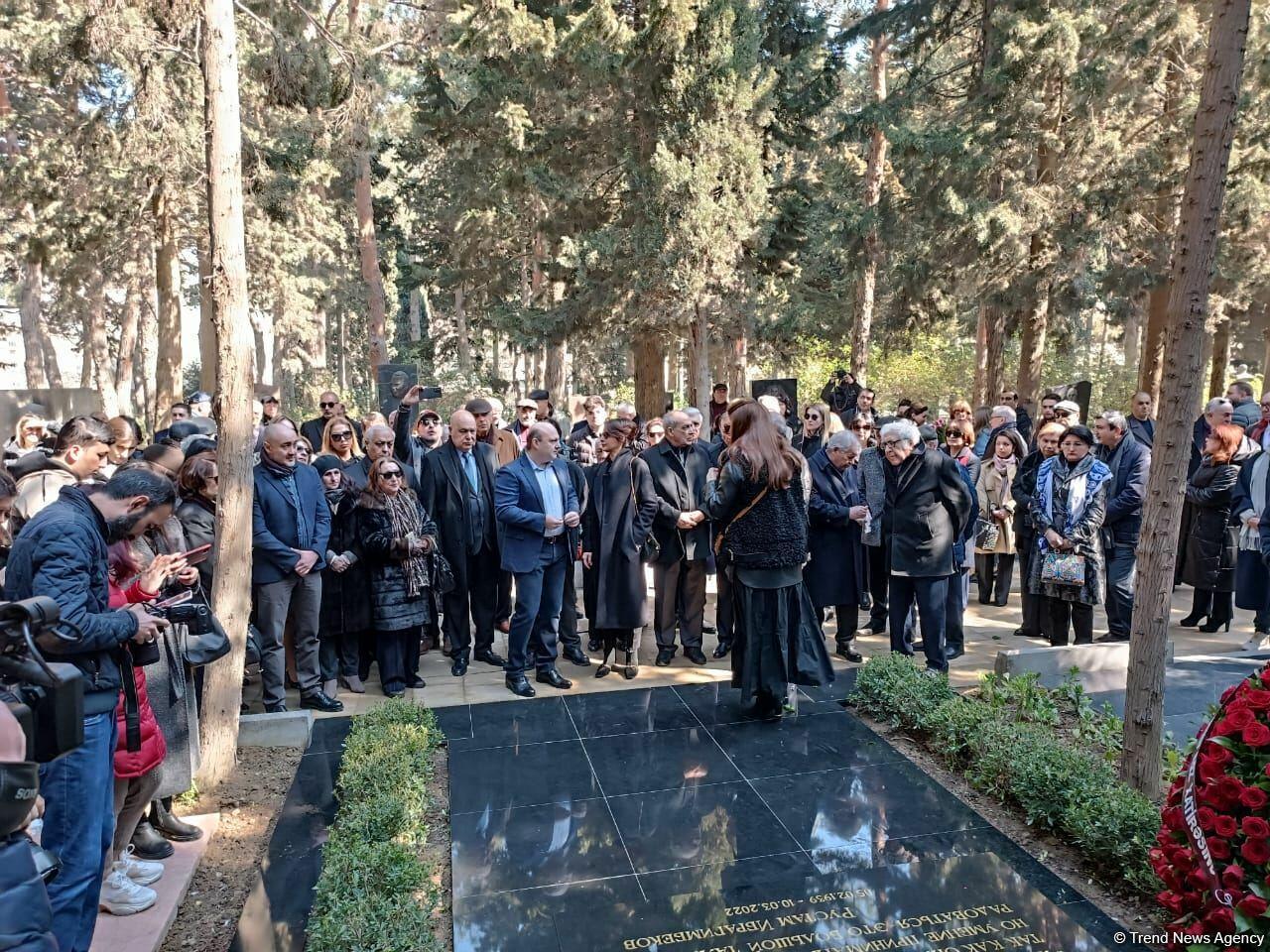 В Баку состоялось открытие надгробного памятника Рустаму Ибрагимбекову