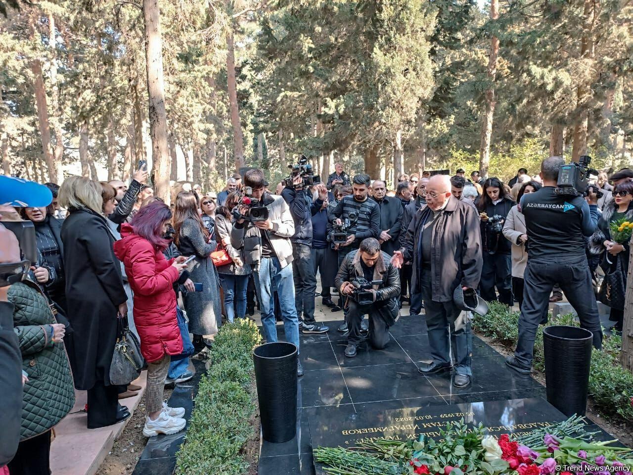 В Баку состоялось открытие надгробного памятника Рустаму Ибрагимбекову